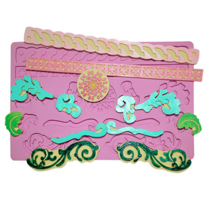 Les ustensiles de cuisson de silicone de pâtisserie de meubles ouvrent décorer le tapis de dentelle de fondant