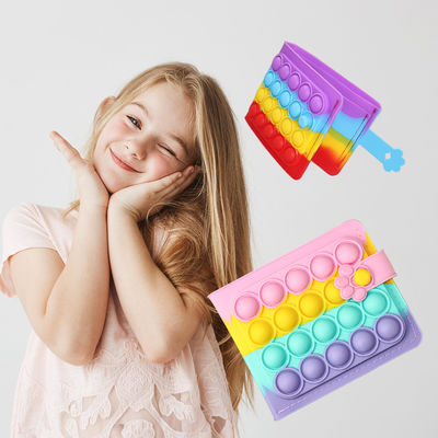 Les enfants sensoriels de jouets de bourse de pièce de monnaie de silicone de produits de silicone de bébé joue l'arc-en-ciel de 2022 portefeuilles d'enfants