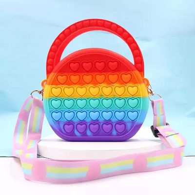 Les filles de bulle de poussée sautent le sac d'épaule, soulagent la bourse de personne remuante de bruit d'effort