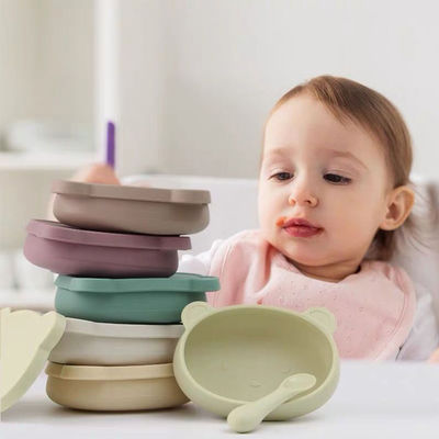 Les ustensiles de alimentation d'enfant en bas âge de tasse de plat d'aspiration divisés par ensemble de silicone de cuvette d'aspiration administrent à la cuillère