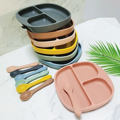 Plat adapté aux besoins du client de bébé de silicone avec l'aspiration alimentant les enfants en bas âge antidérapants pour des enfants