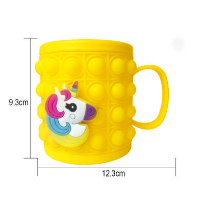 Une tasse de dessin animé amovible en silicone pour nourrir les bébés en toute sécurité et efficacement