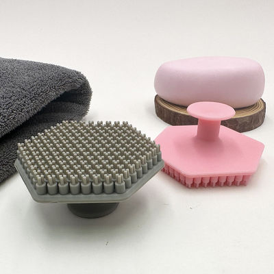 Une brosse pour bébé en silicone écologique pour un nettoyage doux et efficace en forme ovale